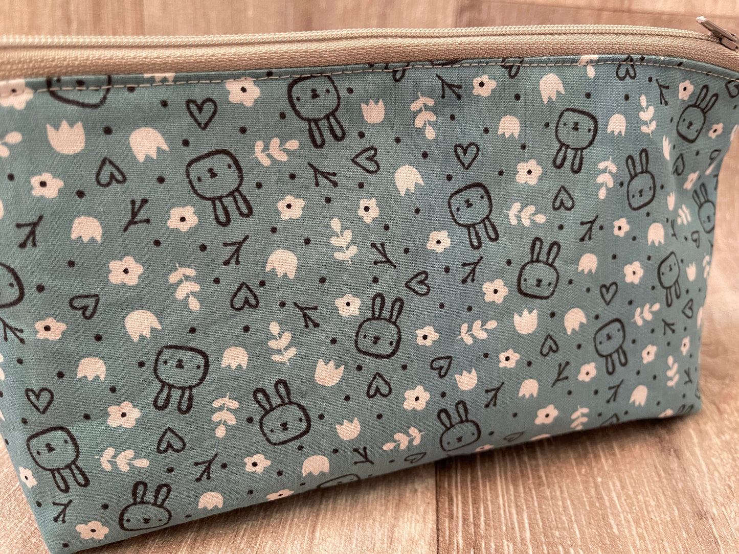 Täschchen „Kaninchen & Blumen blau“