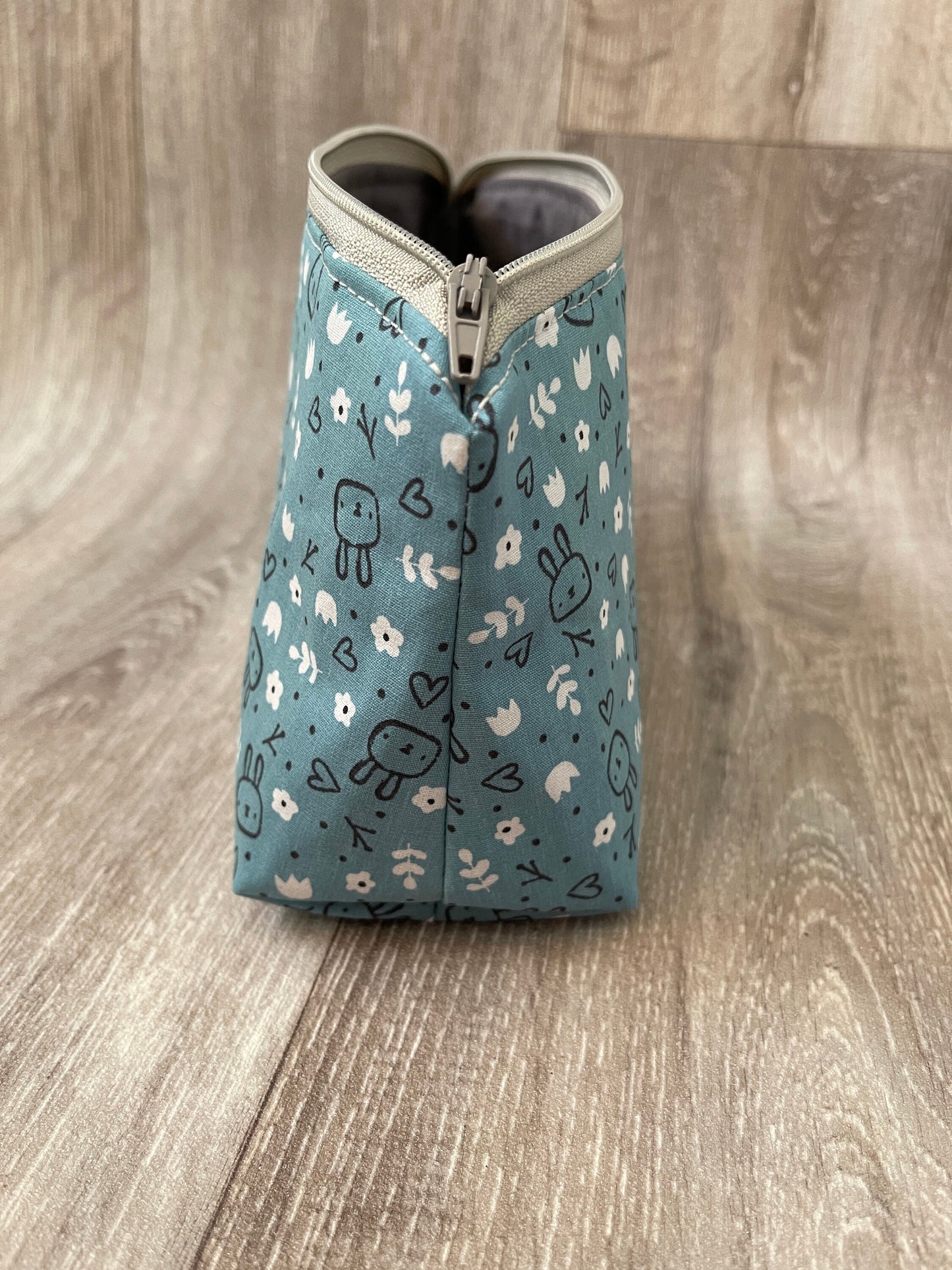 Täschchen „Kaninchen & Blumen blau“